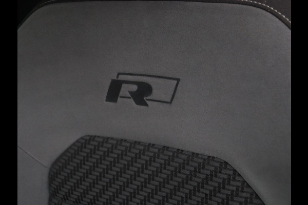 Volkswagen Golf 1.5 TSI R Line | Panoramadak | Trekhaak | Stoelverwarming | Adaptive cruise | Camera | Carplay | Navigatie | Full LED | Navigatie