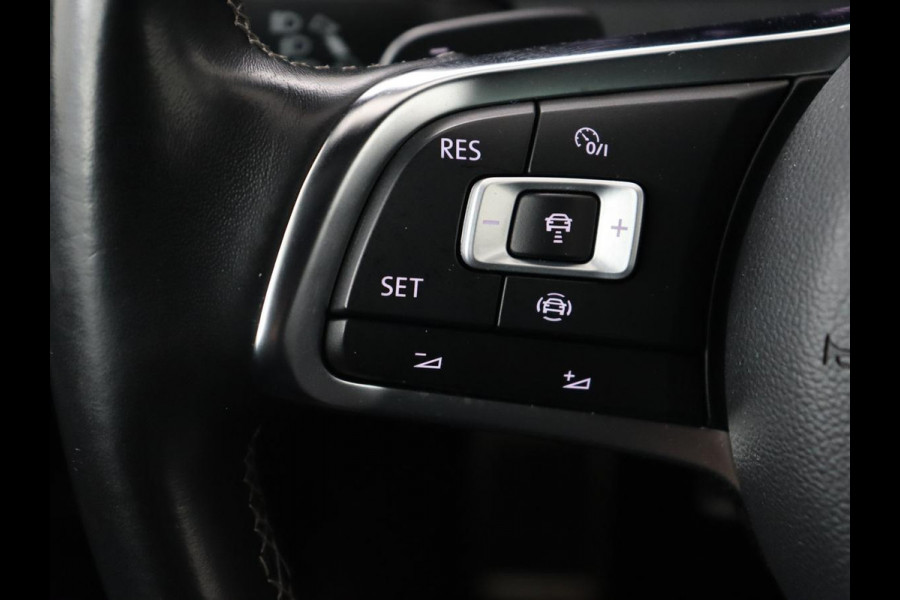 Volkswagen Golf 1.5 TSI R Line | Panoramadak | Trekhaak | Stoelverwarming | Adaptive cruise | Camera | Carplay | Navigatie | Full LED | Navigatie