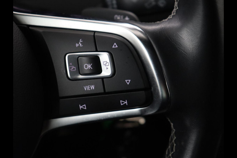 Volkswagen Golf 1.5 TSI R Line | Panoramadak | Trekhaak | Stoelverwarming | Adaptive cruise | Camera | Carplay | Navigatie | Full LED | Navigatie