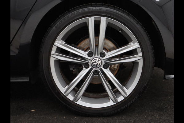 Volkswagen Golf 1.5 TSI R Line | Panoramadak | Trekhaak | Stoelverwarming | Adaptive cruise | Camera | Carplay | Navigatie | Full LED | Navigatie