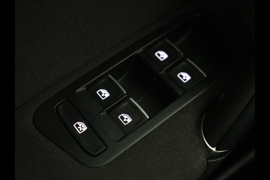 Volkswagen Golf 1.5 TSI R Line | Panoramadak | Trekhaak | Stoelverwarming | Adaptive cruise | Camera | Carplay | Navigatie | Full LED | Navigatie