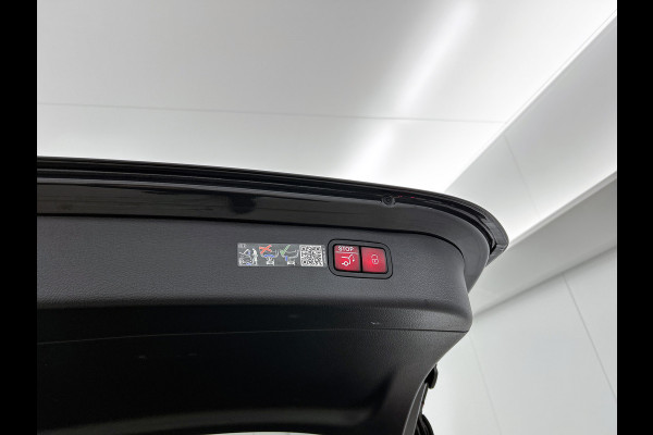 Mercedes-Benz C-Klasse Estate 300 e Star Edition LIMITED AMG | Night Pakket | Panorama Schuif-Kanteldak | Distronic | Apple CarPlay | Sfeerverlichting | Memory voorstoelen. Inclusief 24 maanden MB Certified garantie voor Europa.