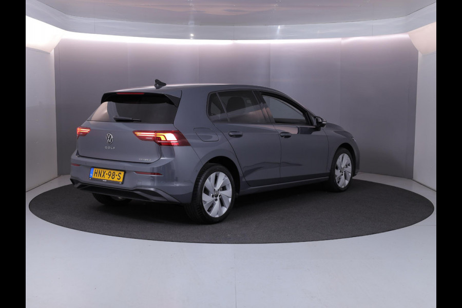 Volkswagen Golf 1.5 eHybrid Life Edition 204 pk Automaat (DSG) | Verlengde garantie | Navigatie via App | Parkeersensoren (Park assist) | Achteruitrijcamera | Stoelverwarming |