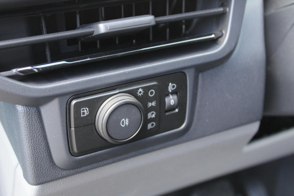 Ford Transit Custom 320 2.5 PHEV L2H1 Sport DC | 233pk |  Dubbele Cabine | Dubbele zijschuifdeur | Inklapbare trekhaak | 19 inch lichtmetalen Sport velgen (mat zwart) | Verwarmbaar stuurwiel | Navigatie systeem