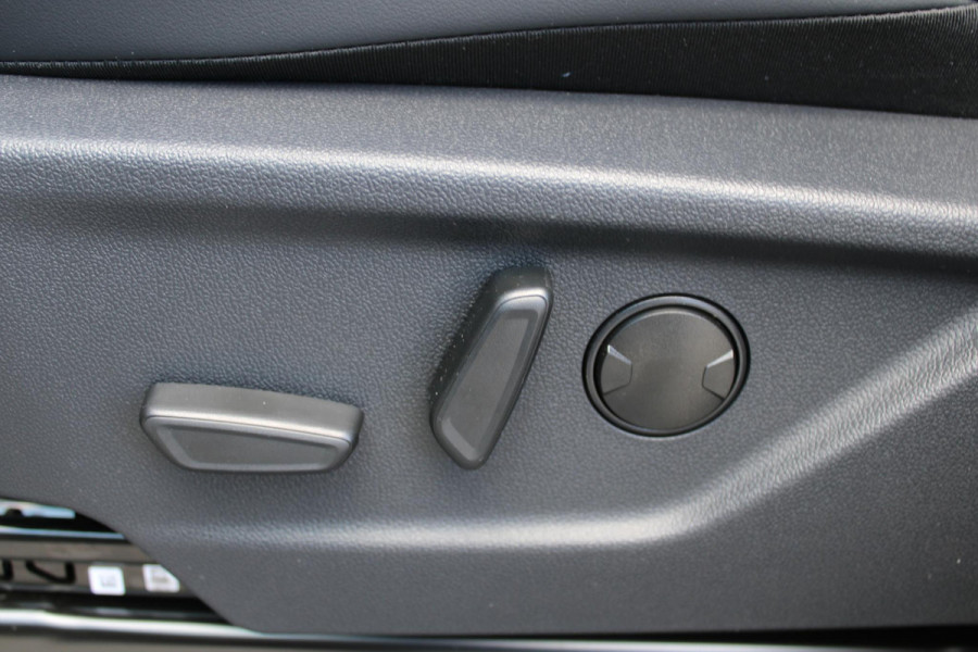 Ford Transit Custom 320 2.5 PHEV L2H1 Sport DC | 233pk |  Dubbele Cabine | Dubbele zijschuifdeur | Inklapbare trekhaak | 19 inch lichtmetalen Sport velgen (mat zwart) | Verwarmbaar stuurwiel | Navigatie systeem