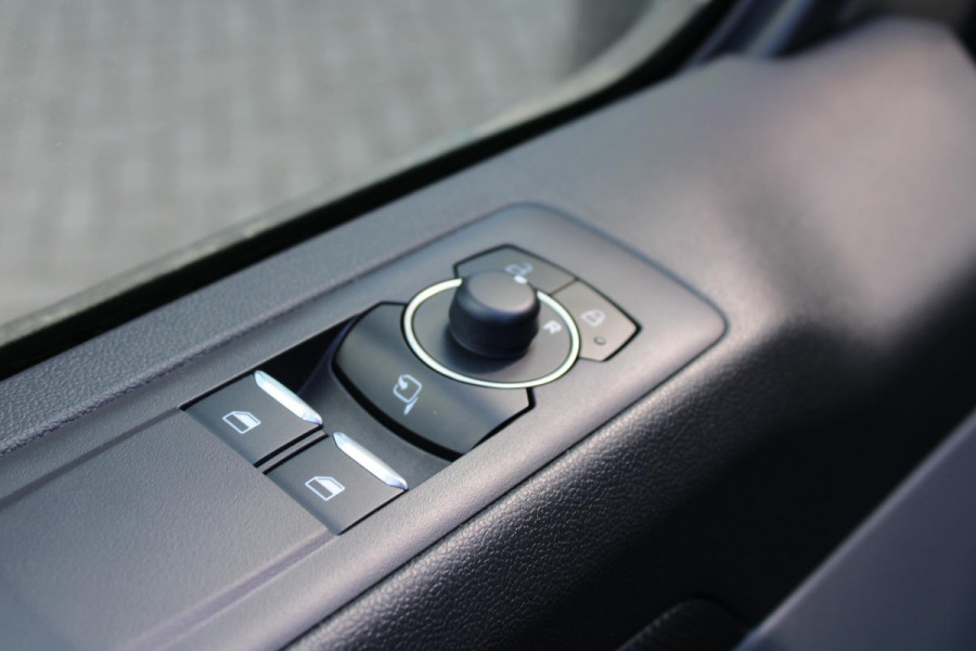 Ford Transit Custom 320 2.5 PHEV L2H1 Sport DC | 233pk |  Dubbele Cabine | Dubbele zijschuifdeur | Inklapbare trekhaak | 19 inch lichtmetalen Sport velgen (mat zwart) | Verwarmbaar stuurwiel | Navigatie systeem