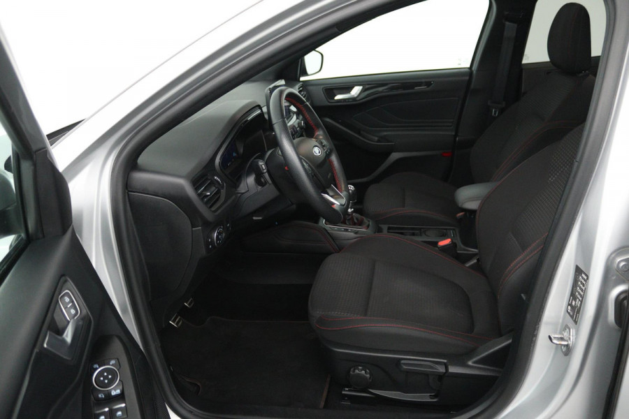 Ford FOCUS Wagon 1.0 EcoBoost Hybrid Vignale (PANORAMADAK, STOEL/STUUR VERWARMING, ACHTERUITRIJCAMERA, LANE-ASSIST)