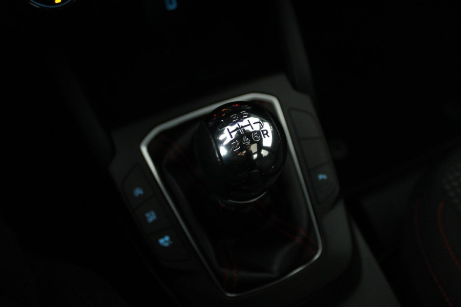 Ford FOCUS Wagon 1.0 EcoBoost Hybrid Vignale (PANORAMADAK, STOEL/STUUR VERWARMING, ACHTERUITRIJCAMERA, LANE-ASSIST)