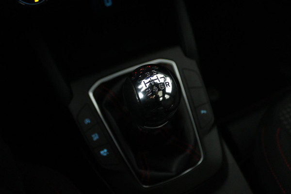 Ford FOCUS Wagon 1.0 EcoBoost Hybrid Vignale (PANORAMADAK, STOEL/STUUR VERWARMING, ACHTERUITRIJCAMERA, LANE-ASSIST)