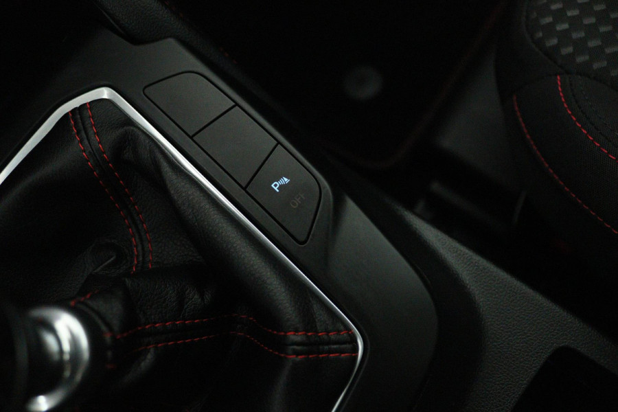 Ford FOCUS Wagon 1.0 EcoBoost Hybrid Vignale (PANORAMADAK, STOEL/STUUR VERWARMING, ACHTERUITRIJCAMERA, LANE-ASSIST)