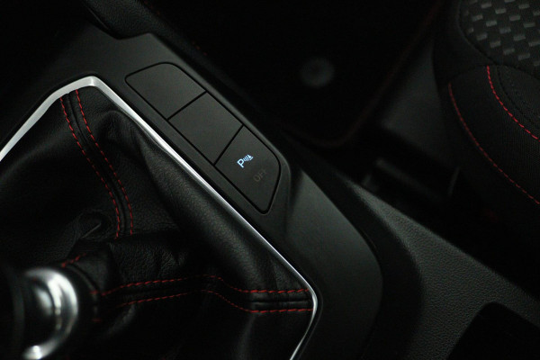 Ford FOCUS Wagon 1.0 EcoBoost Hybrid Vignale (PANORAMADAK, STOEL/STUUR VERWARMING, ACHTERUITRIJCAMERA, LANE-ASSIST)