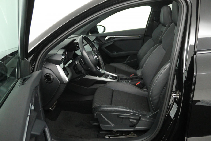 Audi A3 Sportback 30 TFSI S edition (PANORAMADAK, LANE-ASSIST, CRUISE CONTROL, PARKEERSENSOREN, NAVIGATIE)