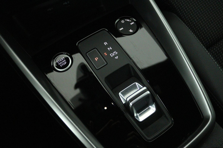 Audi A3 Sportback 30 TFSI S edition (PANORAMADAK, LANE-ASSIST, CRUISE CONTROL, PARKEERSENSOREN, NAVIGATIE)