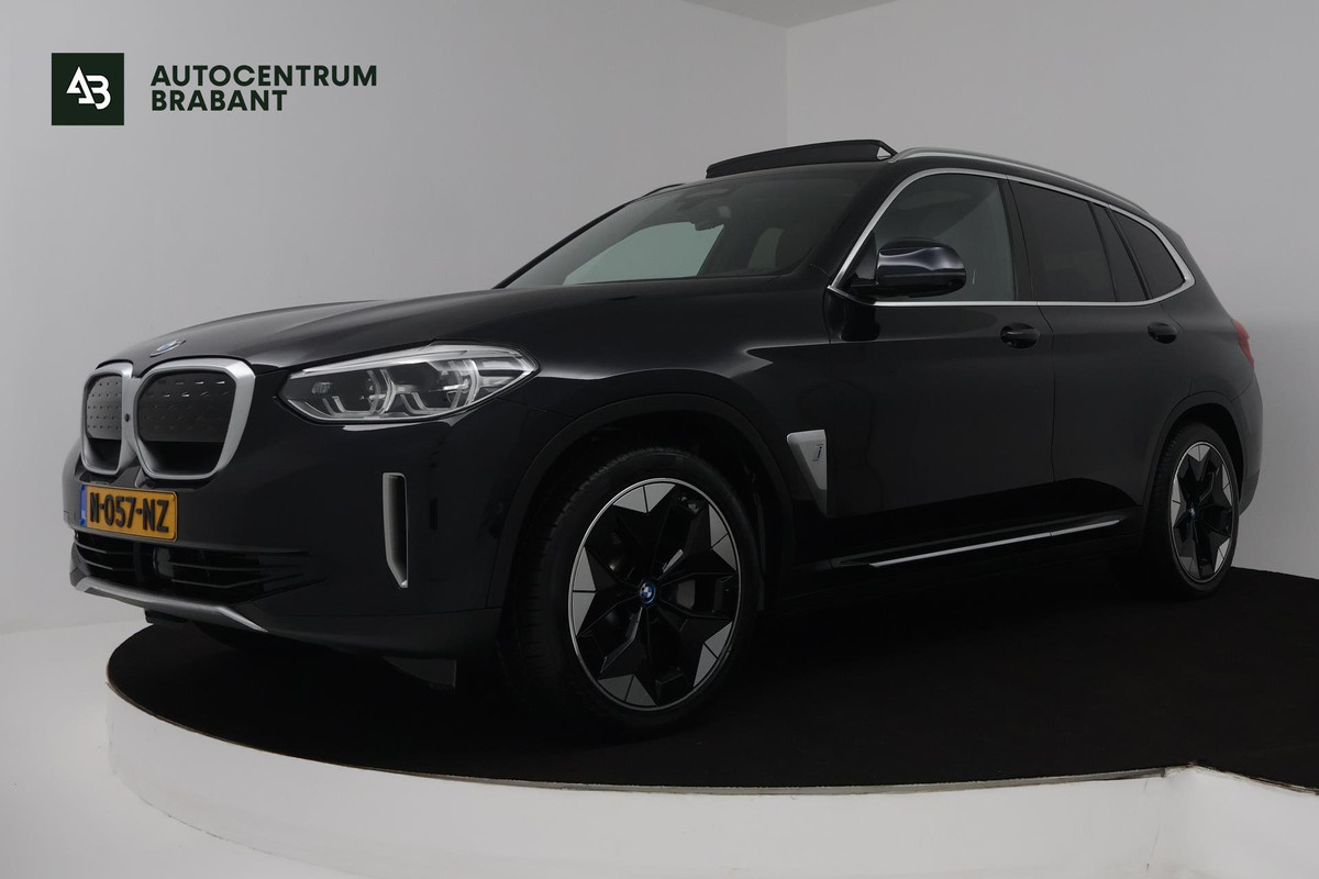 BMW iX3 High Executive 80 kWh (PANORAMADAK, SoH 97.7% TREKHAAK, SFEERVERLICHTING, STOELVERWARMING, ACHTERUITRIJCAMERA, NAVIGATIE)