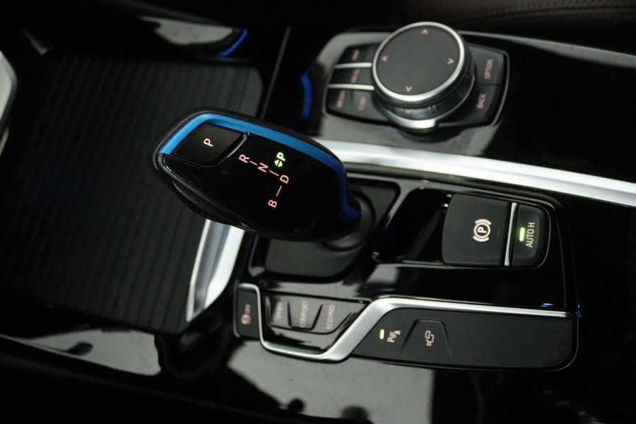 BMW iX3 High Executive 80 kWh (PANORAMADAK, SoH 97.7% TREKHAAK, SFEERVERLICHTING, STOELVERWARMING, ACHTERUITRIJCAMERA, NAVIGATIE)