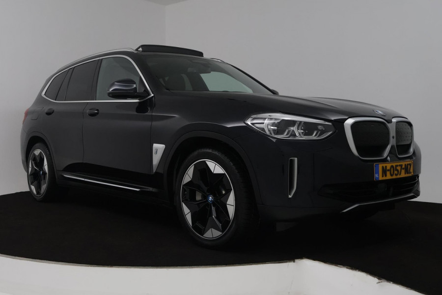 BMW iX3 High Executive 80 kWh (PANORAMADAK, SoH 97.7% TREKHAAK, SFEERVERLICHTING, STOELVERWARMING, ACHTERUITRIJCAMERA, NAVIGATIE)