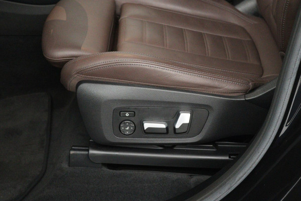 BMW iX3 High Executive 80 kWh (PANORAMADAK, SoH 97.7% TREKHAAK, SFEERVERLICHTING, STOELVERWARMING, ACHTERUITRIJCAMERA, NAVIGATIE)