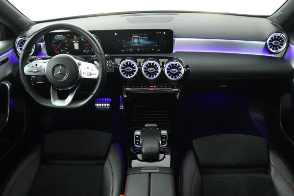 Mercedes-Benz A-Klasse 200 Business Solution AMG (PANORAMADAK, SFEERVERLICHTING, PARKEERSENSOREN, STOELVERWARMING)