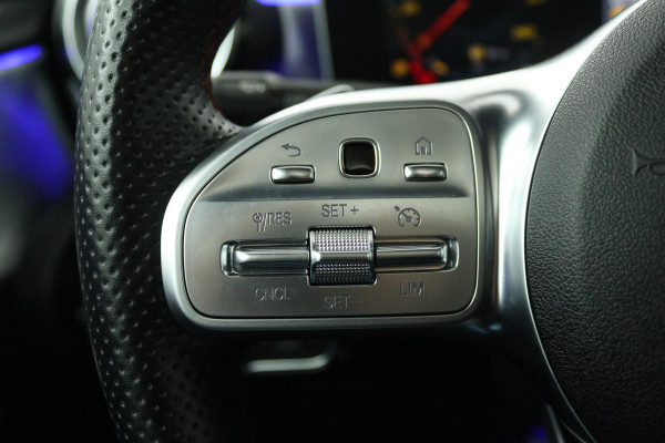 Mercedes-Benz A-Klasse 200 Business Solution AMG (PANORAMADAK, SFEERVERLICHTING, PARKEERSENSOREN, STOELVERWARMING)