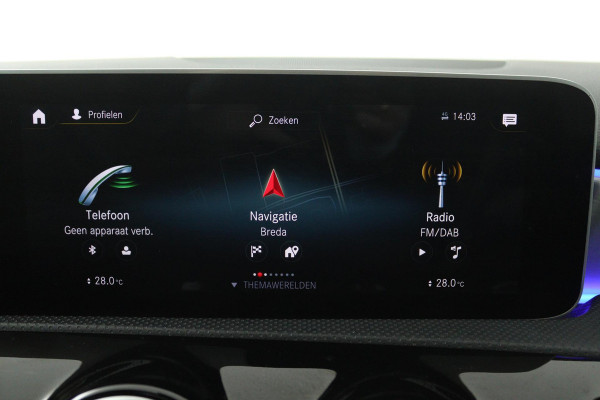 Mercedes-Benz A-Klasse 200 Business Solution AMG (PANORAMADAK, SFEERVERLICHTING, PARKEERSENSOREN, STOELVERWARMING)
