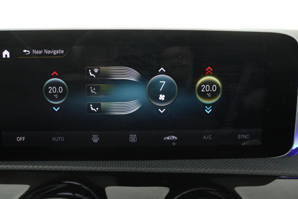 Mercedes-Benz A-Klasse 200 Business Solution AMG (PANORAMADAK, SFEERVERLICHTING, PARKEERSENSOREN, STOELVERWARMING)