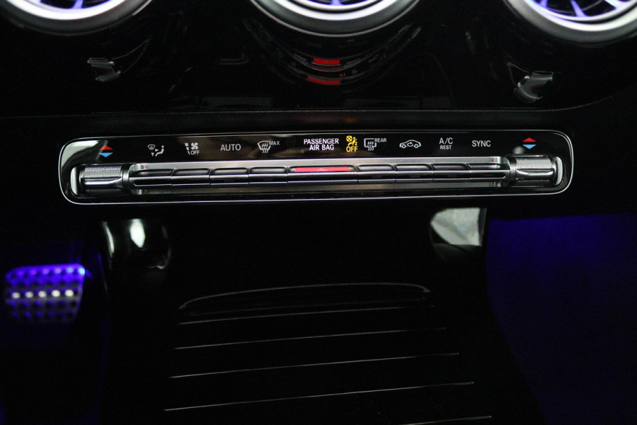 Mercedes-Benz A-Klasse 200 Business Solution AMG (PANORAMADAK, SFEERVERLICHTING, PARKEERSENSOREN, STOELVERWARMING)