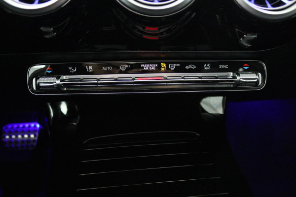 Mercedes-Benz A-Klasse 200 Business Solution AMG (PANORAMADAK, SFEERVERLICHTING, PARKEERSENSOREN, STOELVERWARMING)