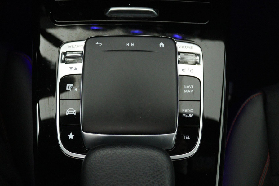 Mercedes-Benz A-Klasse 200 Business Solution AMG (PANORAMADAK, SFEERVERLICHTING, PARKEERSENSOREN, STOELVERWARMING)