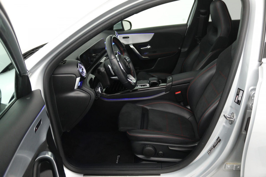 Mercedes-Benz A-Klasse 200 Business Solution AMG (PANORAMADAK, SFEERVERLICHTING, PARKEERSENSOREN, STOELVERWARMING)