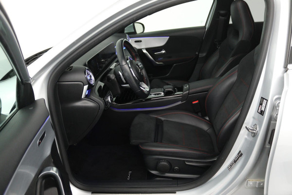 Mercedes-Benz A-Klasse 200 Business Solution AMG (PANORAMADAK, SFEERVERLICHTING, PARKEERSENSOREN, STOELVERWARMING)