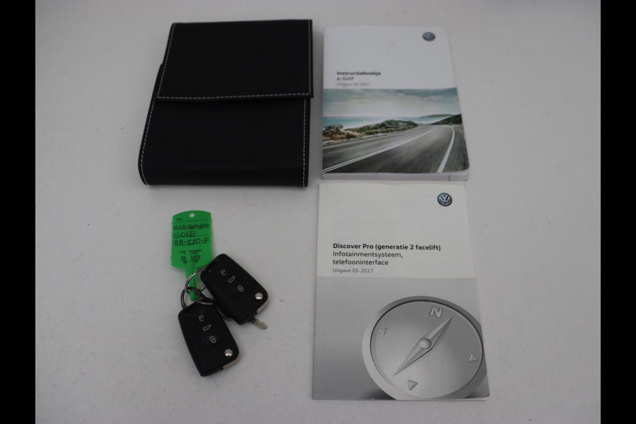 Volkswagen e-Golf E-Golf | Origineel NL | Leder | Stoelverwarming | Warmtepomp | Trekhaak | Camera | Adaptive cruise | DAB | Carplay | Navigatie | Full LED | Park Assist | Virtual Cockpit