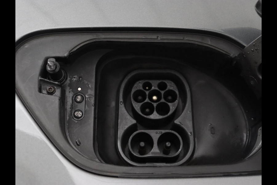 Volkswagen e-Golf E-Golf | Origineel NL | Leder | Stoelverwarming | Warmtepomp | Trekhaak | Camera | Adaptive cruise | DAB | Carplay | Navigatie | Full LED | Park Assist | Virtual Cockpit