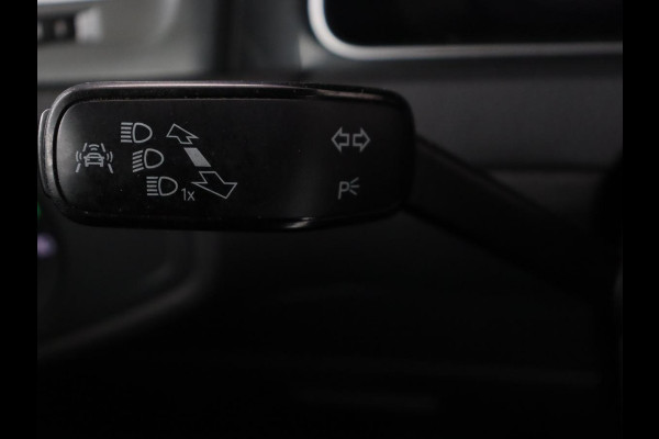 Volkswagen e-Golf E-Golf | Origineel NL | Leder | Stoelverwarming | Warmtepomp | Trekhaak | Camera | Adaptive cruise | DAB | Carplay | Navigatie | Full LED | Park Assist | Virtual Cockpit