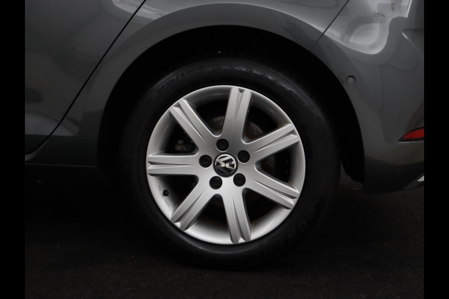 Volkswagen e-Golf E-Golf | Origineel NL | Leder | Stoelverwarming | Warmtepomp | Trekhaak | Camera | Adaptive cruise | DAB | Carplay | Navigatie | Full LED | Park Assist | Virtual Cockpit