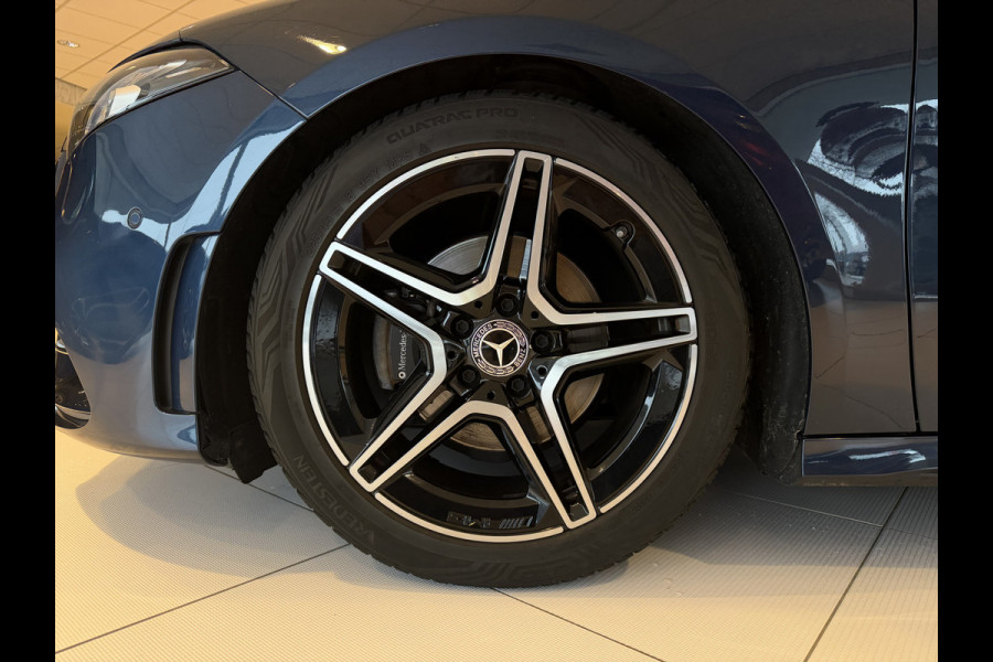 Mercedes-Benz A-Klasse 180 Business Solution Automaat / AMG styling / 18"LM / LED / Navi / Camera