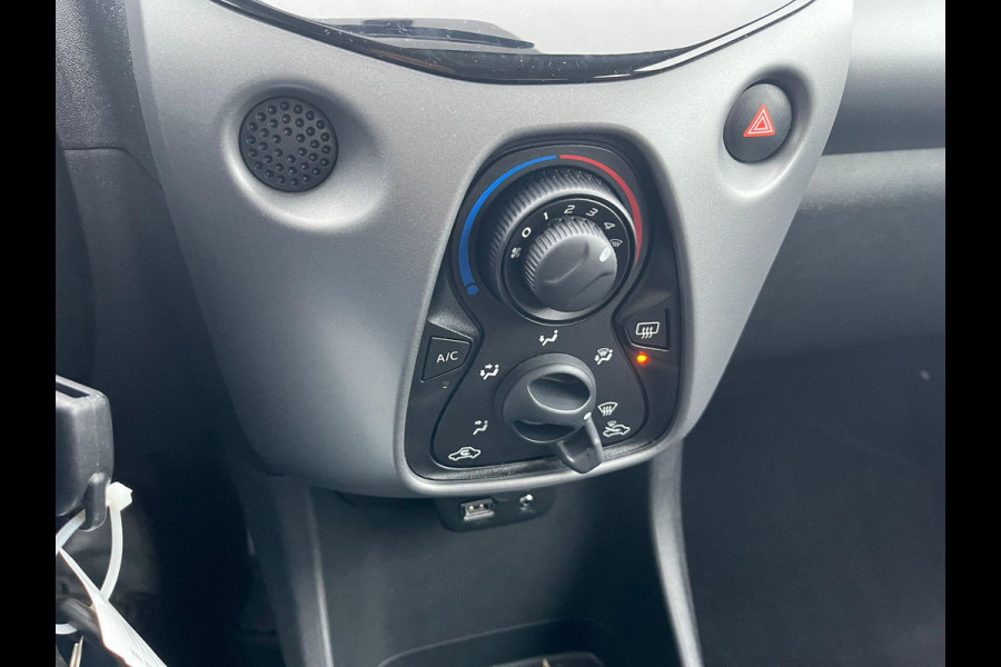 Toyota Aygo 1.0 VVT-i x-play | Carplay | Achteruitrijcamera | Airco | Automaat