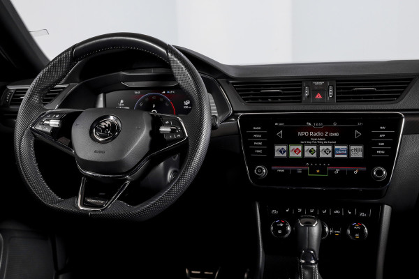 Škoda Superb Combi 1.4 TSI iV Sportline Business | Dig. Cockpit | Cruise | Stoel-+Stuurverw. PDC | Camera | App. Connect | ECC | Elek. Klep | LM 18" | 1944