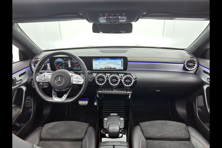 Mercedes-Benz CLA-Klasse 180 Business Solution AMG Night Upgrade Automaat (PANO, SFEERVERLICHTING, STOELVERWARMING, CAMERA)
