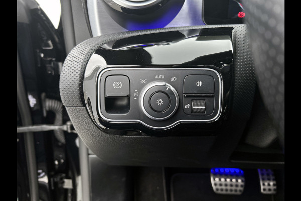 Mercedes-Benz CLA-Klasse 180 Business Solution AMG Night Upgrade Automaat (PANO, SFEERVERLICHTING, STOELVERWARMING, CAMERA)