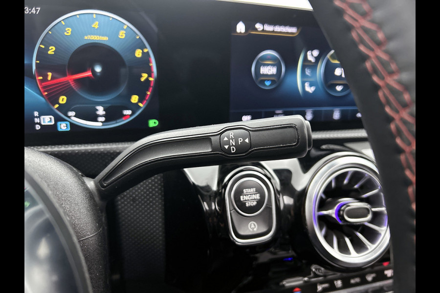 Mercedes-Benz CLA-Klasse 180 Business Solution AMG Night Upgrade Automaat (PANO, SFEERVERLICHTING, STOELVERWARMING, CAMERA)