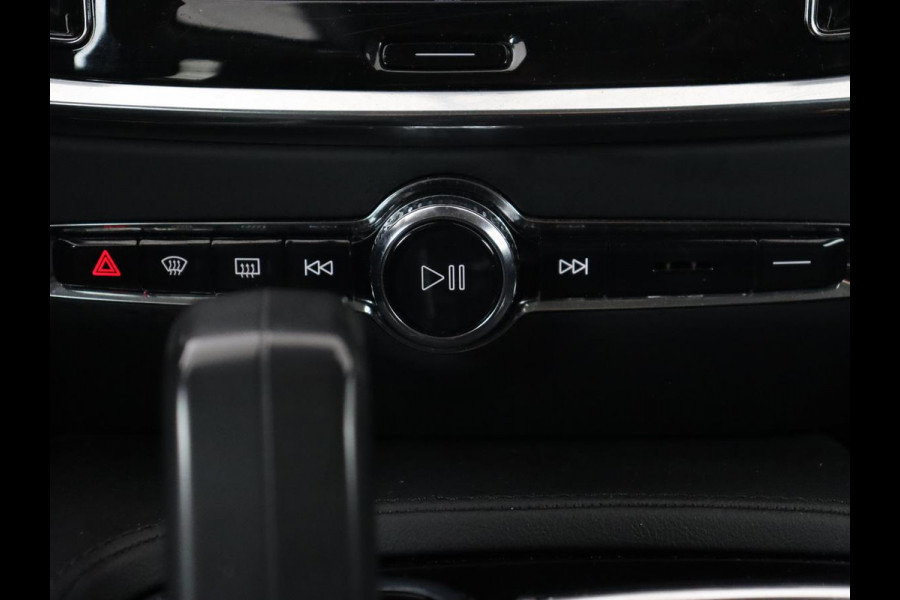 Volvo V60 2.0 T6 Plug-in hybrid AWD | Panoramadak | Trekhaak | Camera | Harman/Kardon | Leder | Stoel & Stuurverwarming