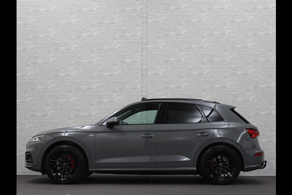 Audi Q5 55 367pk S Competition | Luchtvering | ACC | 360 Camera | B&O | Headup | Lane & Side Assist | RS Ruitpatroon leder | Panoramadak | Afnb. Trekhaak | Autom. Parkeerfunctie | Sportstoelen | Bovag garantie! | Quantum Grau | 12-2019.