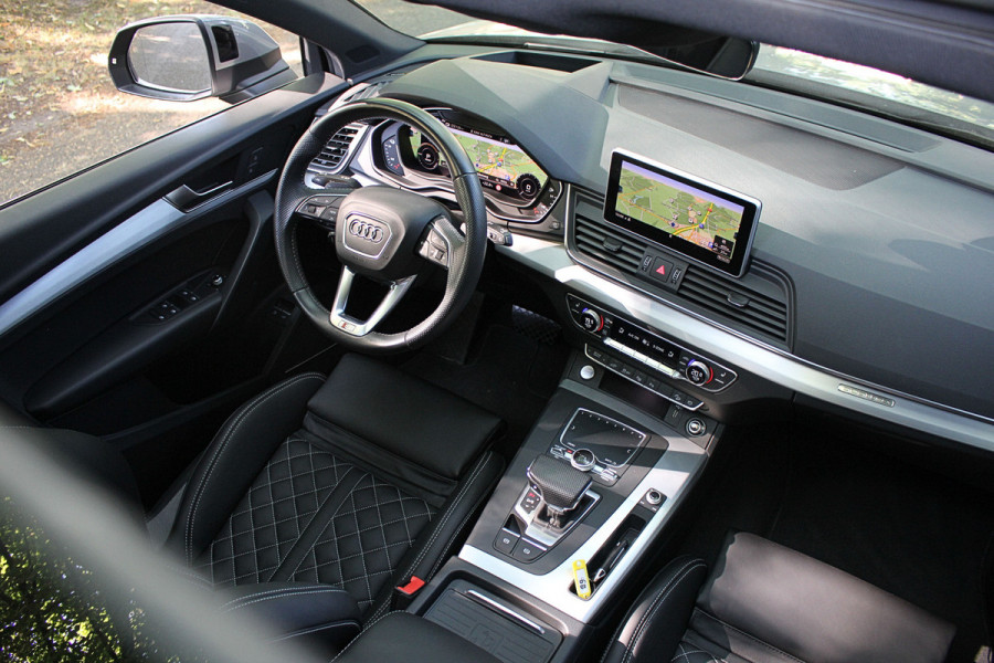 Audi Q5 55 367pk S Competition | Luchtvering | ACC | 360 Camera | B&O | Headup | Lane & Side Assist | RS Ruitpatroon leder | Panoramadak | Afnb. Trekhaak | Autom. Parkeerfunctie | Sportstoelen | Bovag garantie! | Quantum Grau | 12-2019.