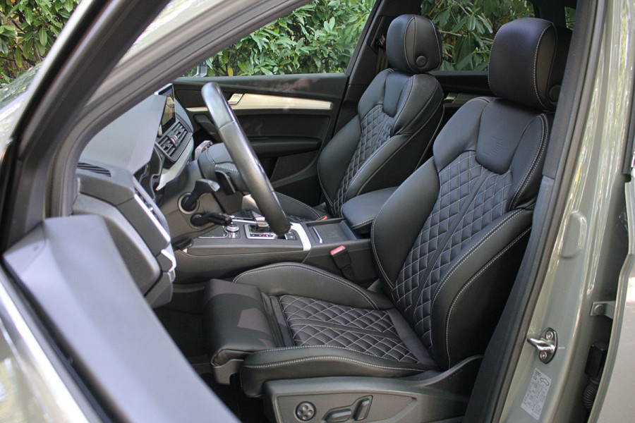 Audi Q5 55 367pk S Competition | Luchtvering | ACC | 360 Camera | B&O | Headup | Lane & Side Assist | RS Ruitpatroon leder | Panoramadak | Afnb. Trekhaak | Autom. Parkeerfunctie | Sportstoelen | Bovag garantie! | Quantum Grau | 12-2019.