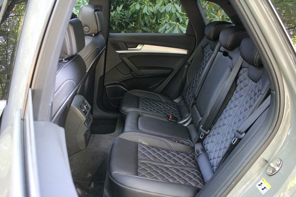 Audi Q5 55 367pk S Competition | Luchtvering | ACC | 360 Camera | B&O | Headup | Lane & Side Assist | RS Ruitpatroon leder | Panoramadak | Afnb. Trekhaak | Autom. Parkeerfunctie | Sportstoelen | Bovag garantie! | Quantum Grau | 12-2019.