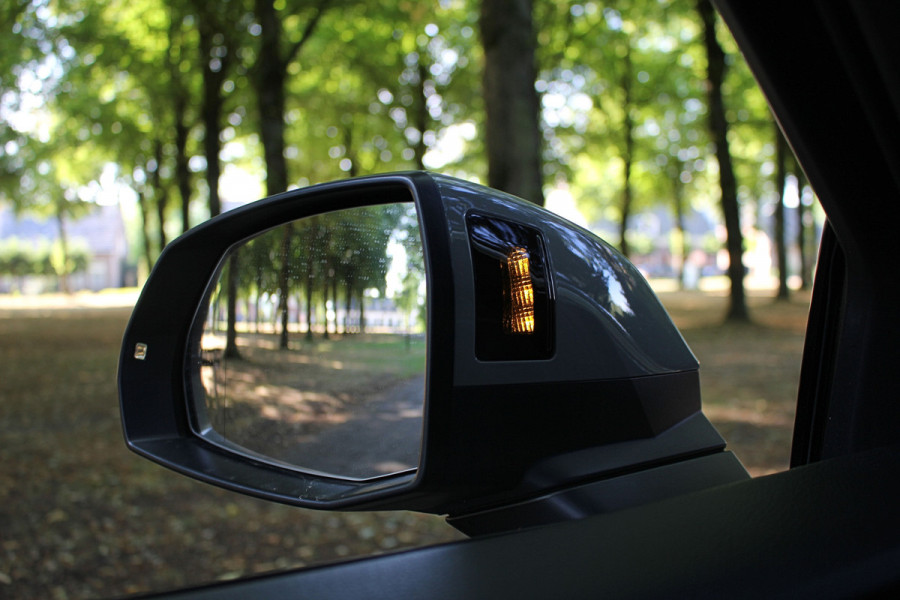 Audi Q5 55 367pk S Competition | Luchtvering | ACC | 360 Camera | B&O | Headup | Lane & Side Assist | RS Ruitpatroon leder | Panoramadak | Afnb. Trekhaak | Autom. Parkeerfunctie | Sportstoelen | Bovag garantie! | Quantum Grau | 12-2019.