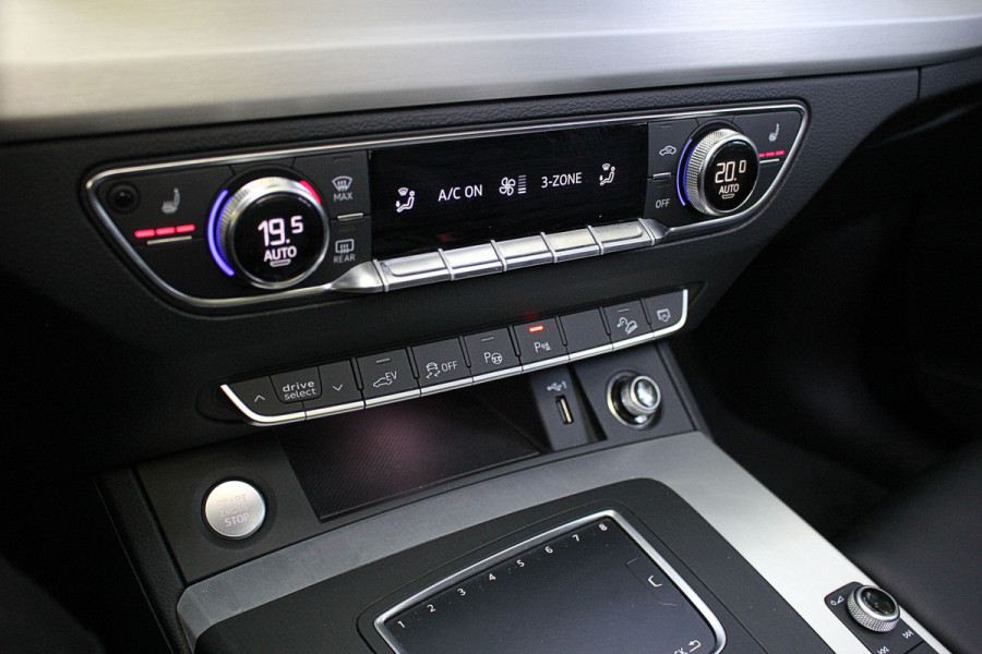 Audi Q5 55 367pk S Competition | Luchtvering | ACC | 360 Camera | B&O | Headup | Lane & Side Assist | RS Ruitpatroon leder | Panoramadak | Afnb. Trekhaak | Autom. Parkeerfunctie | Sportstoelen | Bovag garantie! | Quantum Grau | 12-2019.