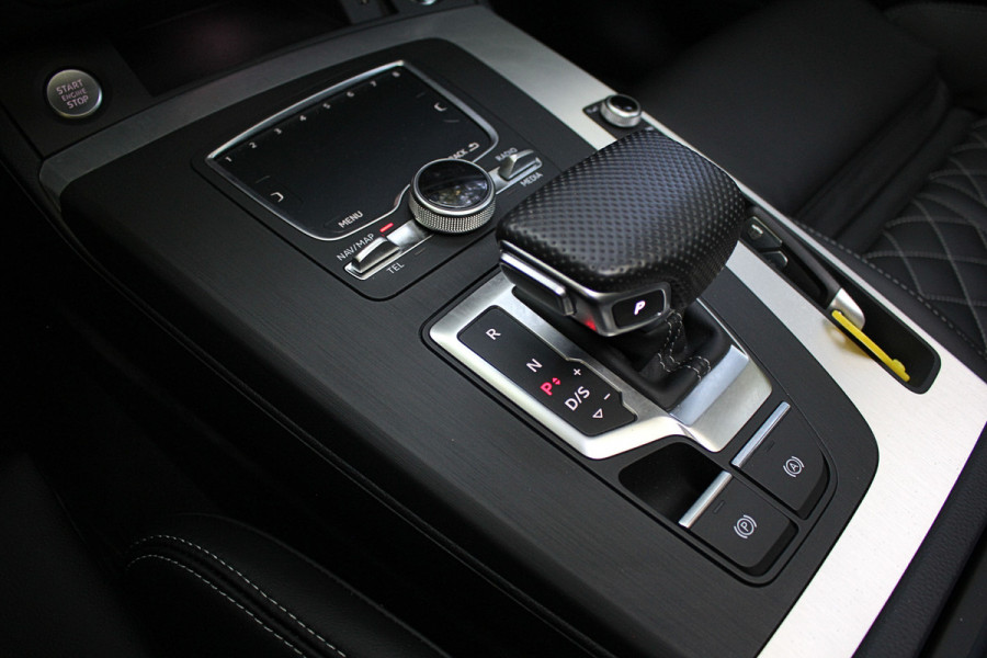 Audi Q5 55 367pk S Competition | Luchtvering | ACC | 360 Camera | B&O | Headup | Lane & Side Assist | RS Ruitpatroon leder | Panoramadak | Afnb. Trekhaak | Autom. Parkeerfunctie | Sportstoelen | Bovag garantie! | Quantum Grau | 12-2019.