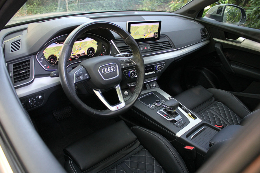 Audi Q5 55 367pk S Competition | Luchtvering | ACC | 360 Camera | B&O | Headup | Lane & Side Assist | RS Ruitpatroon leder | Panoramadak | Afnb. Trekhaak | Autom. Parkeerfunctie | Sportstoelen | Bovag garantie! | Quantum Grau | 12-2019.