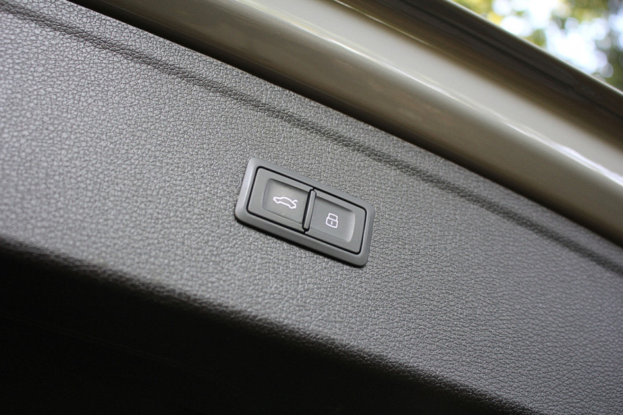 Audi Q5 55 367pk S Competition | Luchtvering | ACC | 360 Camera | B&O | Headup | Lane & Side Assist | RS Ruitpatroon leder | Panoramadak | Afnb. Trekhaak | Autom. Parkeerfunctie | Sportstoelen | Bovag garantie! | Quantum Grau | 12-2019.